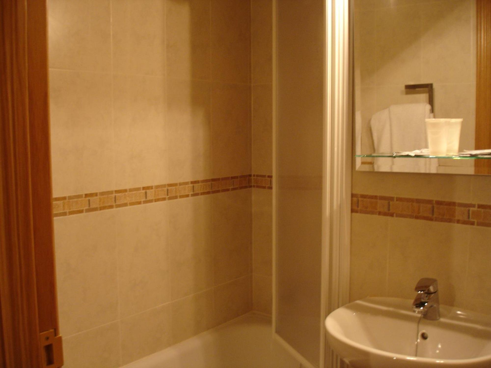 Hostal Puerta Bonita Vista Alegre Madrid Eksteriør billede