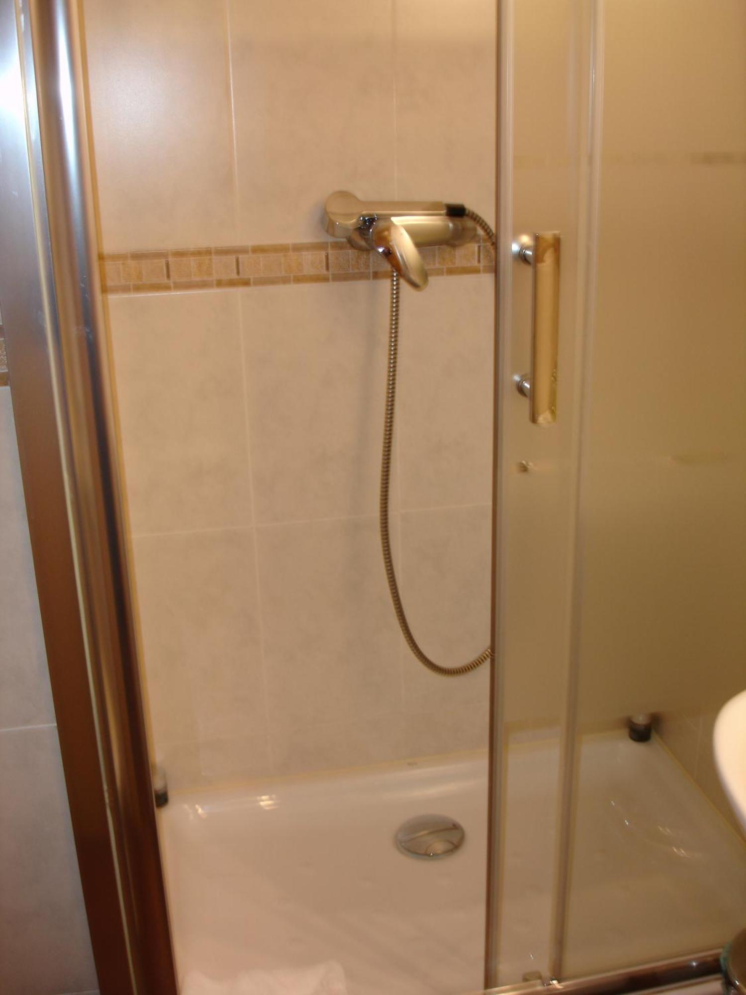 Hostal Puerta Bonita Vista Alegre Madrid Eksteriør billede